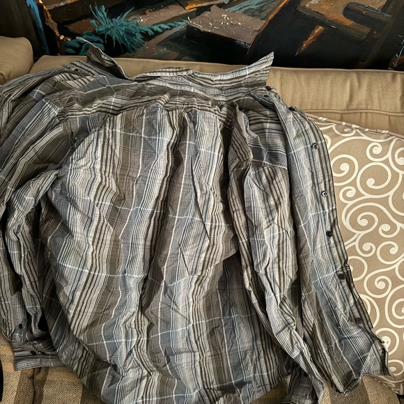 IZOD Men’s button up - Picture 3 of 3